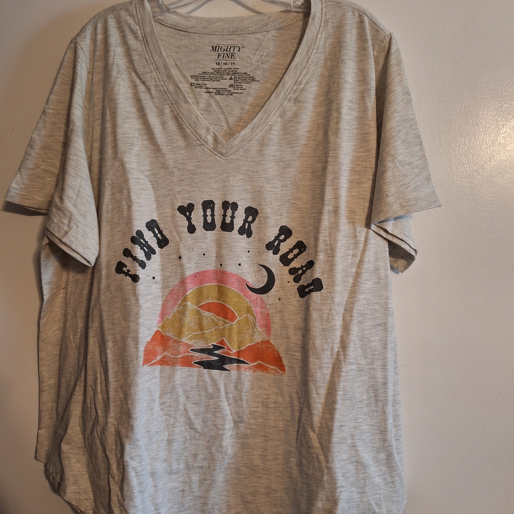 Gray Graphic Tee with 'Find Your Road' Design 1XL Vneck